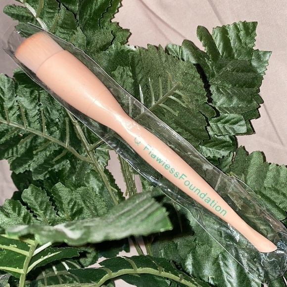 💕💙Sale 1Hour Only for $19  🎉⭐️HP⭐️💕Vegan Q flawless foundation brush New - Picture 10 of 12